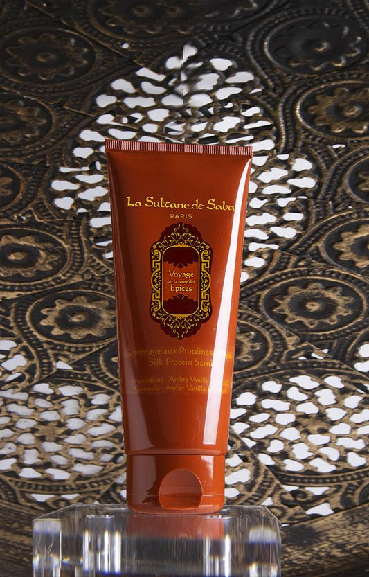 La Sultane de Saba Oriental Ayurvedic Scented Scrub – gintaras, vanilė, pačiulis – šilko baltymų kūno šveitiklis