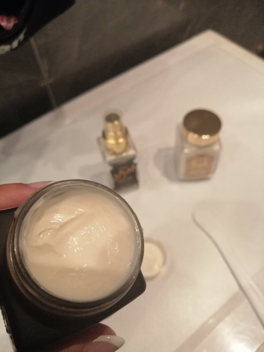 La Sultane de Saba veido kaukė,veido pilingas,taukmedžio sviestas,veido serumas,kuno losijonas,kuno kremas,juodasis muilas,veido pilingas kuno pilngas veido kremas Kūno aliejai kūnui kuno kvepalai, kuno dulksna,veido dulksna ,grozioplanas.lt