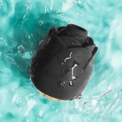 Vibratorius PENKIASDEŠIMT PILKŲ ATSPALVIŲ – SUCTION ROSE BLACK Klitorio Stimuliatorius ROŽĖ grozioplanas.lt