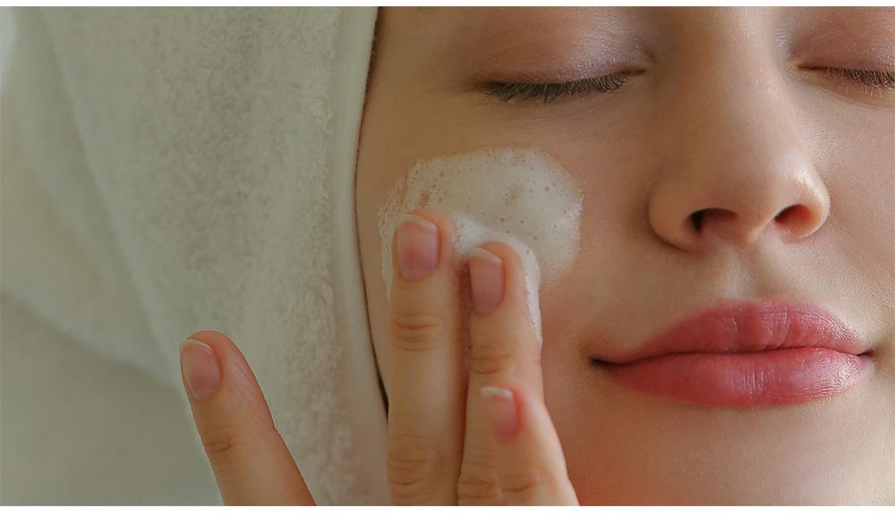 ONE-DAY'S YOU PORE TIGHTENING putojantis veido prausiklis, 120 ml grozioplanas.lt