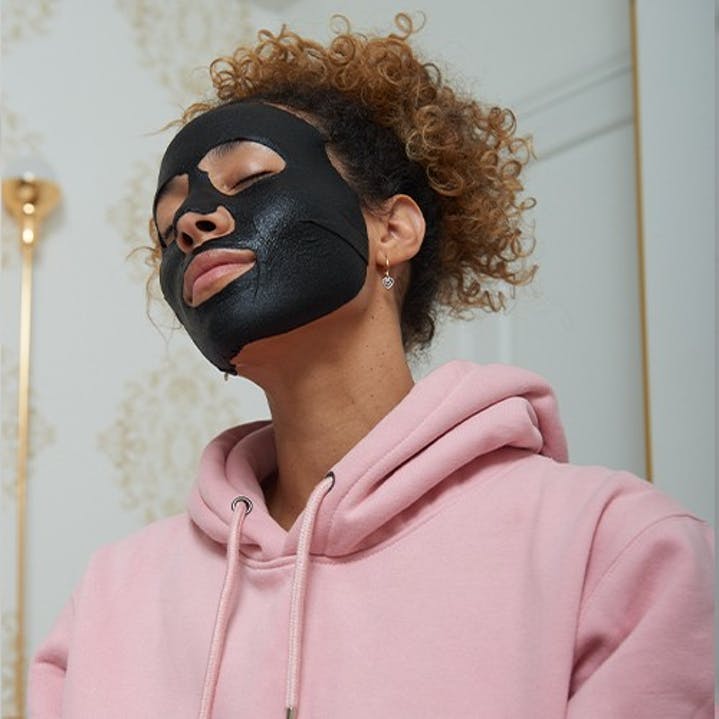 RARE Paris „Carbone Glacé“ yra valomoji veido kaukė grozioplanas.lt