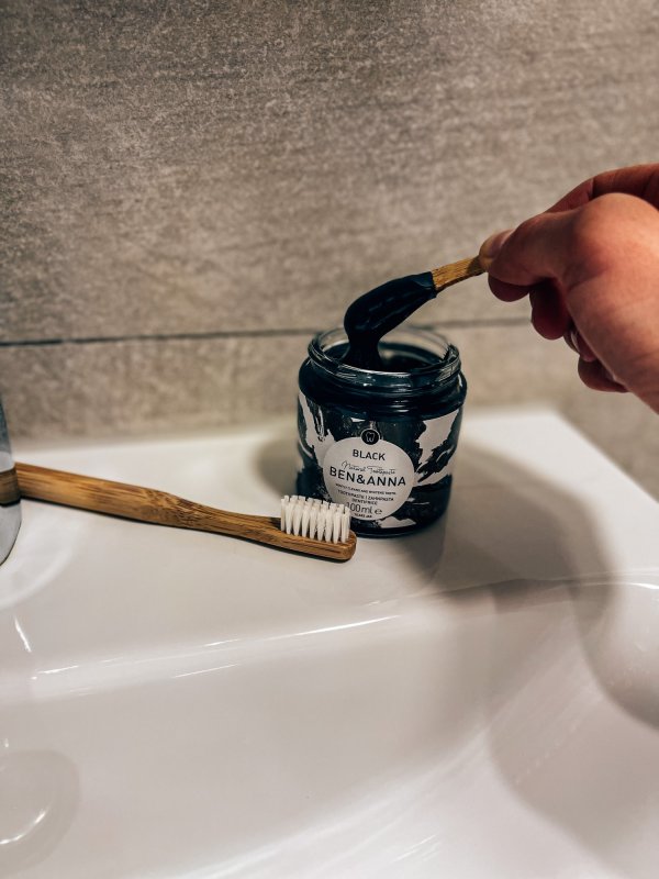 Anglies Dantų Pasta Ben & Anna