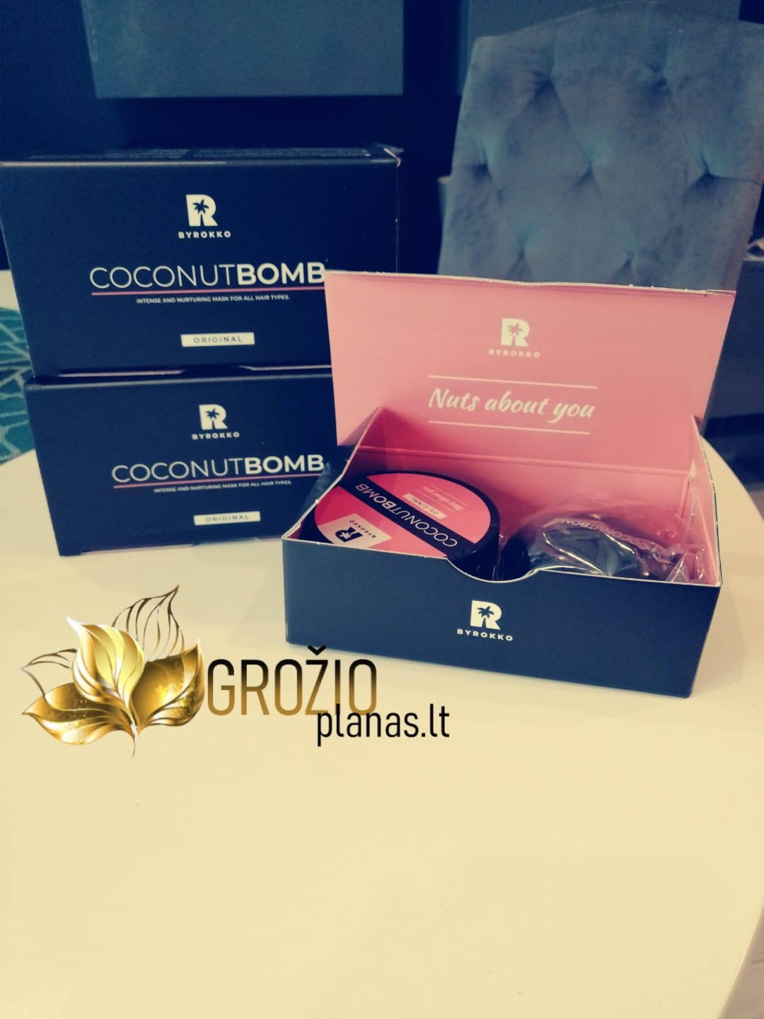 Byrokko Coconut Bomb Plaukų kaukė su Dovanų dėžute ir šukomis grozioplanas.lt