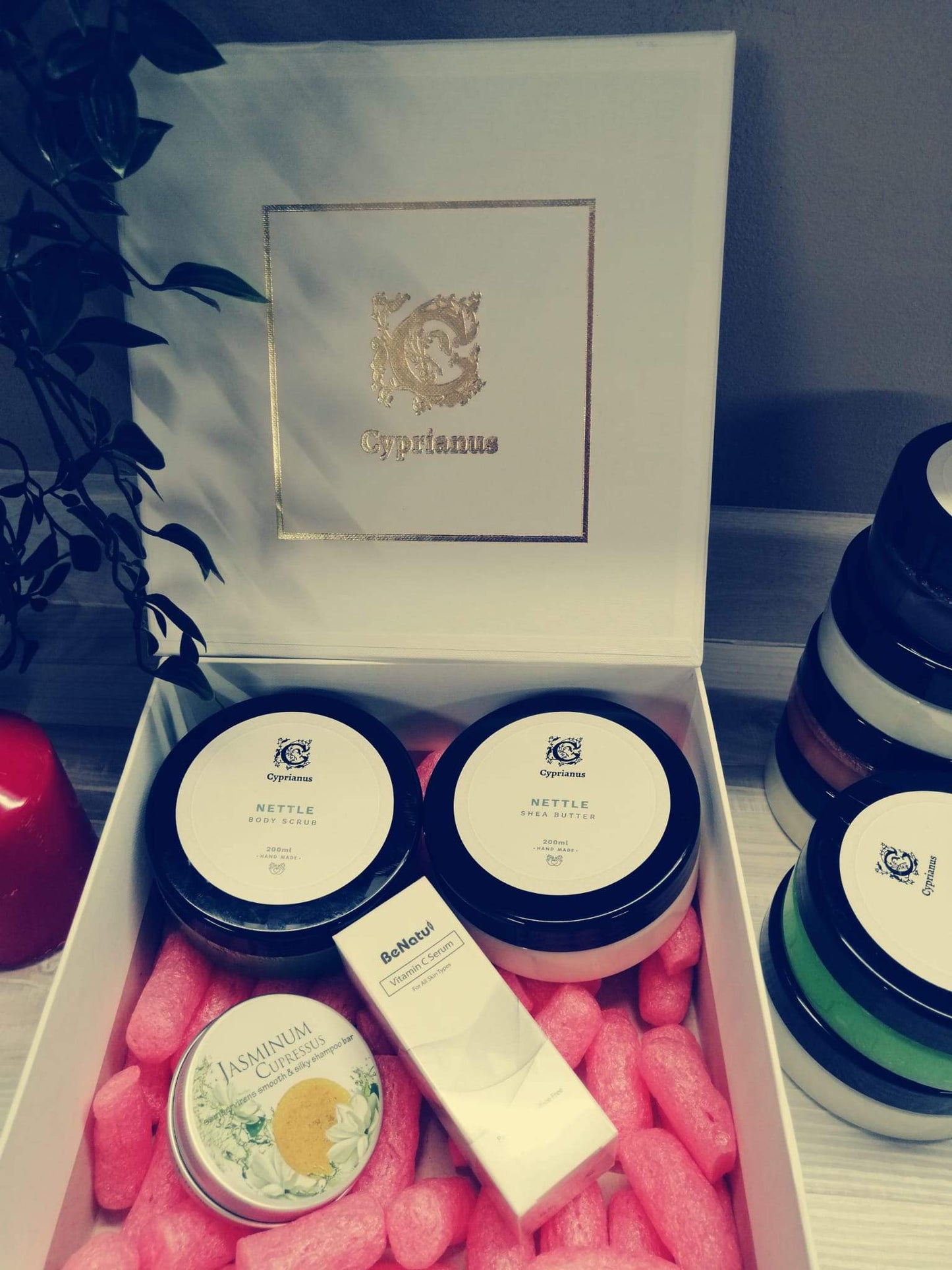 Cyprianus | Dovanų rinkinys su dilgėlių kūno šveitikliu - grozioplanas.lt