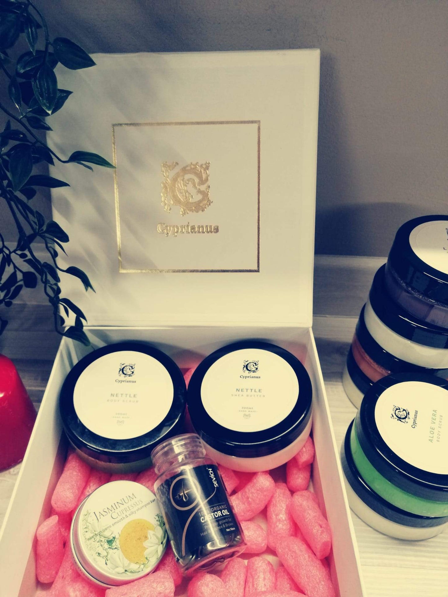 Cyprianus | Dovanų rinkinys su dilgėlių kūno šveitikliu - grozioplanas.lt