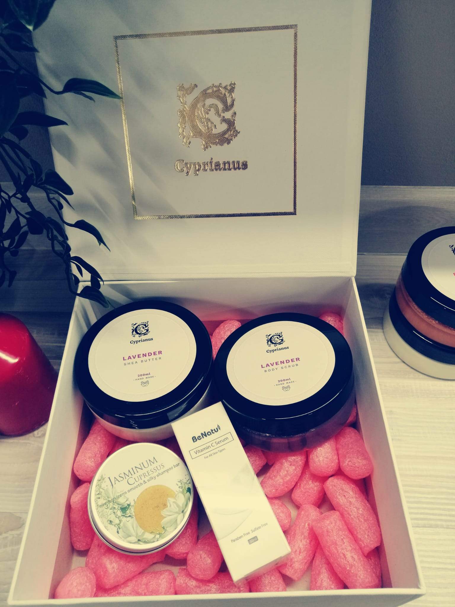 Cyprianus | Dovanų rinkinys su levandų kūno šveitikliu - grozioplanas.lt