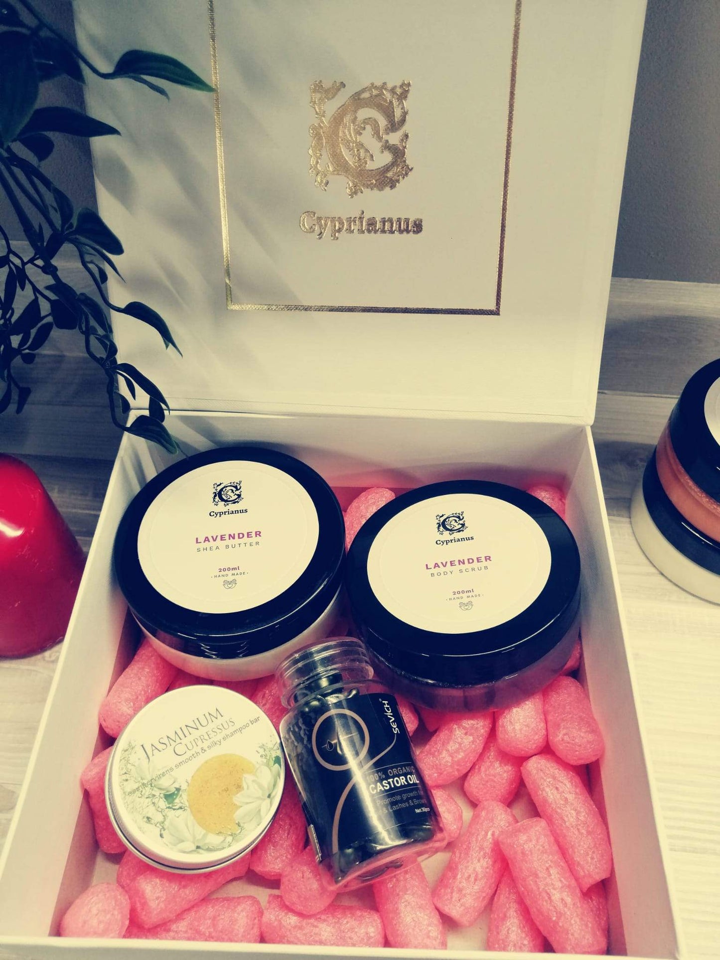 Cyprianus | Dovanų rinkinys su levandų kūno šveitikliu - grozioplanas.lt