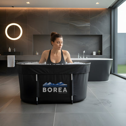 Ledo vonia su termometru – vandens temperatūros matavimas prieš cold plunge procedūrą.