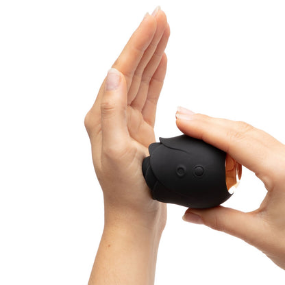 Vibratorius PENKIASDEŠIMT PILKŲ ATSPALVIŲ – SUCTION ROSE BLACK Klitorio Stimuliatorius ROŽĖ grozioplanas.lt