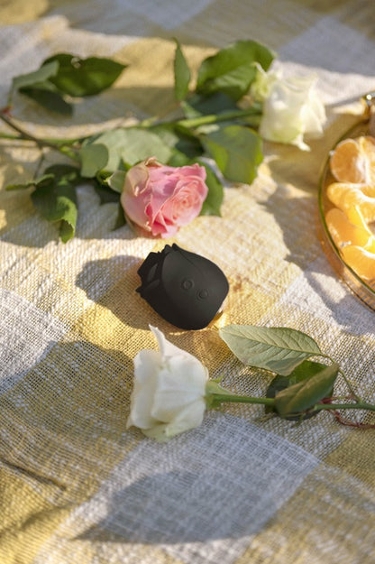 Vibratorius PENKIASDEŠIMT PILKŲ ATSPALVIŲ – SUCTION ROSE BLACK Klitorio Stimuliatorius ROŽĖ grozioplanas.lt